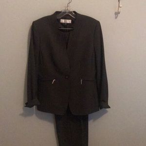 Gorgeous Arthur Levine Tahari  black pant suit Size 10. zipper pockets